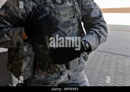 Navigant de première classe Diana Martinez Montano, 422nd patrouilleur, l'Escadron des Forces de sécurité dans ses magazines de charges pendant la manipulation d'armes acquises partie de la 435ème à la masse de l'ESF La préparation au combat au cours des opérations de sécurité du Centre sur base aérienne de Ramstein, en Allemagne, le 25 mars 2017. Le but des deux semaines de cours est de préparer les forces de sécurité les aviateurs qui déploient downrange. Aviateurs affectés à la 86e, SFS SFS SFS 422nd, 100e, et 569e Escadron de la police des forces américaines ont participé au cours. (U.S. Photo de l'Armée de l'air par la Haute Airman Tryphena Mayhugh) Banque D'Images