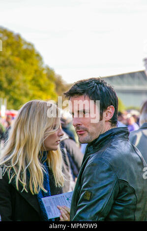 Tom Ward et Emilia Fox en faisant une pause pendant le tournage pour BBC témoin silencieux de se mêler aux fans. Épisode filmé au meeting aérien de Duxford, intitulé Apocalypse Banque D'Images