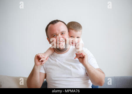 Photo de jeune père avec son fils sur les épaules Banque D'Images