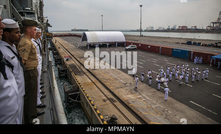 COLOMBO, Sri Lanka (27 mars 2017) Le Sri Lanka Marine band joue pour les Marines américains et les marins à l'île de Makin Groupe amphibie (ARG)/11e Marine Expeditionary Unit (MEU), comme l'USS Comstock (LSD 45) docks du port de Colombo, dans le cadre d'une coopération en matière de sécurité dans le théâtre (TSC) engagement, 27 mars. La 11e MEU et Martin sont au Sri Lanka pour échanger de l'expertise sur une gamme de sujets, dans le cadre d'échanges permanents entre les deux forces pour améliorer les compétences et renforcer les relations. (U.S. Marine Corps photo par le Cpl. Devan K. Gowans) Banque D'Images