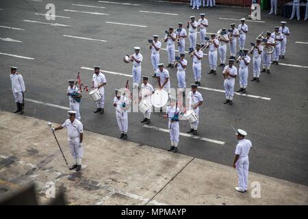 COLOMBO, Sri Lanka (27 mars 2017) Le Sri Lanka Marine band joue pour les Marines américains et les marins à l'île de Makin Groupe Amphibie/11e Marine Expeditionary Unit, comme l'USS Comstock (LSD 45) docks du port de Colombo, dans le cadre d'un engagement de coopération en matière de sécurité dans le théâtre, le 27 mars. La mission mettra l'accent sur l'augmentation des liens militaires entre les États-Unis et le Sri Lanka, d'inclure : l'orientation de l'élaboration du nouveau Corps des Marines du Sri Lanka, et d'accroître l'aide humanitaire et secours en cas de capacités des forces armées sri-lankaises. (U.S. Marine Corps pho Banque D'Images