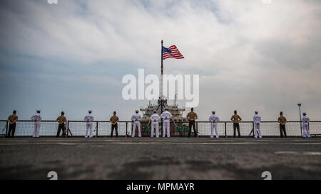 COLOMBO, Sri Lanka (27 mars 2017) Les Marines américains et les marins à l'île de Makin Groupe amphibie (ARG)/11e Marine Expeditionary Unit (MEU) "l'homme les rails" à bord de l'USS Comstock (LSD 45) lors de son approche vers le port de Colombo dans le cadre d'une coopération en matière de sécurité dans le théâtre (TSC) engagement, 27 mars. C'est la deuxième engagement entre l'IMK ARG/11e MEU et forces armées sri-lankaises, à la suite d'une précédente TSC en novembre 2016. (U.S. Marine Corps photo par le Cpl. Devan K. Gowans) Banque D'Images