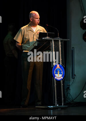 COLOMBO, Sri Lanka (27 mars 2017) Le lieutenant-colonel des marines américain Patrick J. Reynolds aborde des Marines et les marins à la 11e unité expéditionnaire de Marines et marins de la marine sri-lankaise au cours d'une brève de bienvenue s'est tenue au Quartier général de la Marine du Sri Lanka, Colombo, dans le cadre d'une coopération en matière de sécurité dans le théâtre (TSC) engagement le 27 mars. Au cours de la brève, sri-lankais et les Marines américains l'histoire partagée et de l'organisation de leurs branches respectives. La TSC permet d'engagement pour les États-Unis et forces armées sri-lankaises pour renforcer des partenariats fondés sur des intérêts communs en matière de sécurité maritime, les droits Banque D'Images