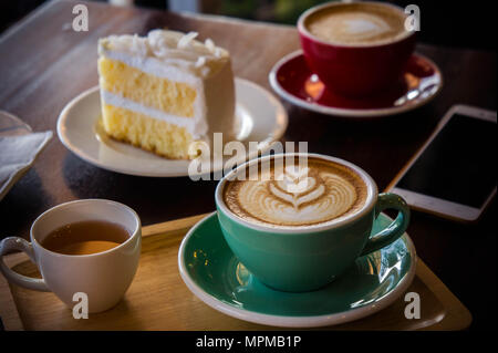 Coffee time dans la table en bois café , de boire du café et gâteau savoureux Banque D'Images