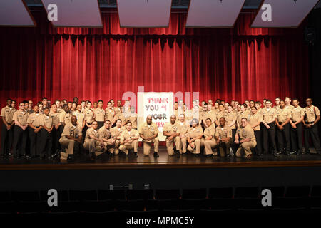 170328-N-UX013-335 VIRGINIA BEACH, en Virginie (28 mars 2017) Premier maître de la région de Hampton Roads et les cadets de la Marine du High School se réserve Junior Officers Training Corps posent pour une photo de groupe. La visite à l'école secondaire locale pour offrir du mentorat aux cadets faisait partie des célébrations en l'honneur de l'anniversaire du premier maître de la communauté. La Marine a créé le grade de premier maître de 124 ans le 1 avril 1893. (U.S. Photo par marine Spécialiste de la communication de masse de l'argile) Jonathan marin Banque D'Images