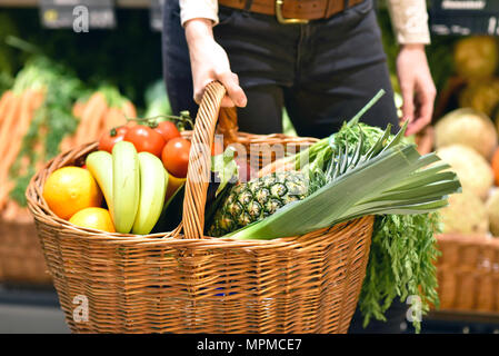 Courses au supermarché - panier rempli de fruits et légumes Banque D'Images