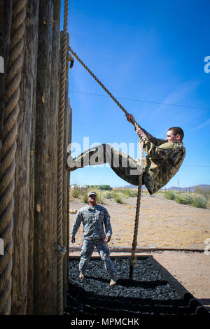 Réserve de l'armée de la CPS. Joshua Anderson, spécialiste des technologies de l'information, affecté à la 335e commande Signaux (théâtre), utilise une corde pour monter un mur en bois à l'obstacle course à obstacle défi à Fort Huachuca, en Arizona, le 28 mars. Anderson et sept autres soldats sont en compétition dans la commande 2017 du meilleur guerrier de la concurrence, dans l'espoir de représenter leur unité à l'US Army Reserve Command's 2017 Concours meilleur guerrier plus tard cette année. Réserve de l'armée américaine officielle (photo par le Sgt. 1re classe Brent C. Powell) Banque D'Images