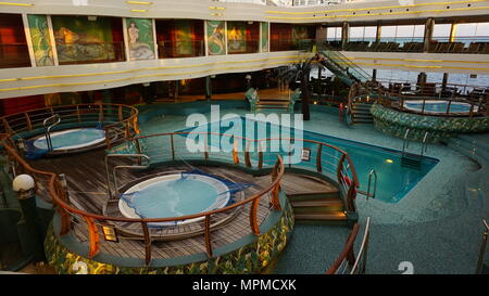 Piscine on Cruise ship Banque D'Images