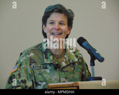 Conférencier d'Brig. Le général Deborah Kotulich, commandant de la 143e ESC parle au personnel de la 316e MSE pour l'égalité des chances La célébration en l'honneur du Mois de l'histoire de la femme le 23 mars 2017 à Pittsburgh, Pa. Banque D'Images