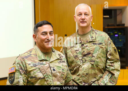 Le lieutenant-colonel Johnnie Gallegos, intégré la liaison avec la formation et exercices" à l'intervention conjointe combinée Force-Horn de l'Afrique, en compagnie de Brig. Le général Jon Jensen de l'armée américaine, commandant adjoint de l'Afrique au cours d'une cérémonie de clôture pour l'exercice dirigé par USARAF-Accord justifié 17, à l'appui de la paix et de centre de formation à Addis Abeba, Ethiopie, le 24 mars 2017. L'exercice annuel est un exercice interarmées a été axé sur le rassemblement des États-Unis, les partenaires africains, les partenaires occidentaux, et les organisations internationales à promouvoir l'interopérabilité par la collaboration pour les opérations de maintien de la paix dans l'est une Banque D'Images