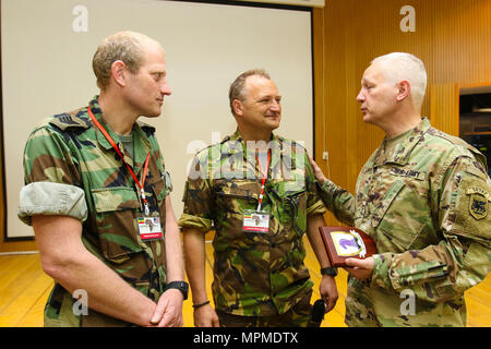 Le brig. Le général Jon Jensen, l'Afrique de l'armée américaine, commandant adjoint des nations participantes leaders grâce et les organisations internationales pour leur contribution à l'exercice dirigé par USARAF-Justicied 17 de l'Accord, au cours d'une cérémonie de clôture à l'appui de la paix et de centre de formation à Addis Abeba, Ethiopie, le 24 mars 2017. L'exercice annuel est un exercice interarmées a été axé sur le rassemblement des États-Unis, les partenaires africains, les partenaires occidentaux, et les organisations internationales à promouvoir l'interopérabilité par la collaboration aux opérations de maintien de la paix dans la région de l'Afrique. (U.S. L'Afrique par le personnel de l'armée photo Banque D'Images