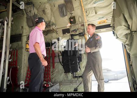 Le lieutenant-colonel Sean Cross, 53e Escadron de reconnaissance Météo pilote, explique la mission de son escadron, et les capacités de l'Association des golfeurs professionnels golfeur Mike Goodes le 29 mars à la base aérienne de Keesler, Mississippi. (U.S. Air Force photo/Maj. Marnee A.C. Losurdo) Banque D'Images