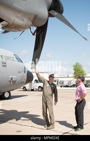 Le lieutenant-colonel Sean Cross, 53e Escadron de reconnaissance Météo pilote, explique la mission de son escadron, et les capacités de l'Association des golfeurs professionnels golfeur Mike Goodes le 29 mars à la base aérienne de Keesler, Mississippi. (U.S. Air Force photo/Maj. Marnee A.C. Losurdo) Banque D'Images