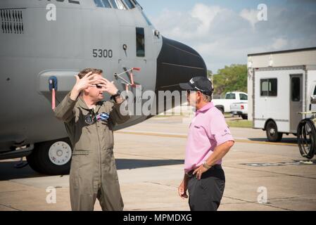 Le lieutenant-colonel Sean Cross, 53e Escadron de reconnaissance Météo pilote, explique la mission de son escadron, et les capacités de l'Association des golfeurs professionnels golfeur Mike Goodes le 29 mars à la base aérienne de Keesler, Mississippi. (U.S. Air Force photo/Maj. Marnee A.C. Losurdo) Banque D'Images