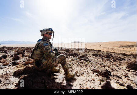 Un soldat américain sondages un terrain d'entraînement près de Kandahar, Afghanistan, le 14 mars 2017. Le soldat faisait partie d'un détachement de sécurité de l'Afghanistan à l'appui des coordonnateurs et conseillers aérien tactique avec former, conseiller, aider. Command-Air Dans le cadre de l'appui résolu Mission, TAAC-Air fonctionne en tandem avec leurs homologues afghans pour favoriser des relations de travail et à renforcer la confiance dans la mission. (U.S. Photo de l'Armée de l'air par les cadres supérieurs d'un membre de la Jordanie Castelan) Banque D'Images