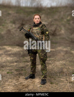 CAPU MIDIA, Roumanie (20 mars 2017)- Marin Roumain Le Cpl. Pintilie Madalina, un spécialiste de la communication, pose pour un portrait au cours d'un live-fire shoot avec les Marines américains du 24e Marine Expeditionary Unit (MEU), l'équipe d'engagement des femmes, à Capu Midia terrains d'entraînement en Roumanie le 20 mars, lors de l'exercice tempête printanière 2017. Les Marines formés pendant trois jours avec leurs homologues roumains de sexe féminin dans les communications radio, le traitement des détenus, sécurité personnelle, l'exploitation du site et plus tactique, aboutissant à un live-le-feu à la carabine et au pistolet permuter entre les deux forces. La 24e MEU est cur Banque D'Images