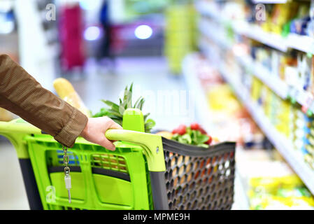 Courses au supermarché - panier rempli de fruits et légumes Banque D'Images