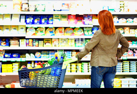 Personnes âgées Pretty woman shopping pour les aliments sains dans le supermarché Banque D'Images