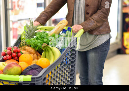 Courses au supermarché - panier rempli de fruits et légumes Banque D'Images