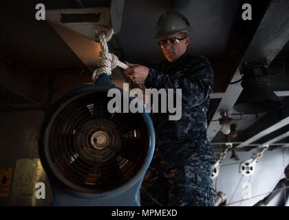 170328-N-TU932-008 Bremerton, Washington (28 mars 2017) Tyler Seaman Cooper de Dayton, Ohio, forage un ventilateur ram utilisé pour fournir la ventilation pendant la préservation de l'espace à bord du USS JOHN C. STENNIS (CVN 74). John C. Stennis mène une disponibilité progressive prévue (PIA) au chantier naval de Puget Sound et l'Installation de maintenance de niveau intermédiaire, au cours de laquelle le navire est soumis à des activités de maintenance et de mise à niveau. (U.S. Photo par marine Spécialiste de la communication de masse Sierra 3e classe D. Langdon / relâché) Banque D'Images