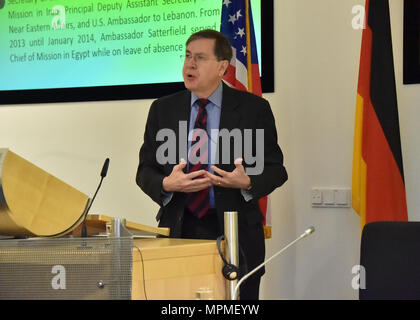 L'Ambassadeur David M. Satterfield, directeur général de la Force multinationale et observateurs, dont le siège est à Rome, parle de la diplomatie en tant qu'élément essentiel de lutte contre le terrorisme 72 participants de 42 pays pour le programme sur le terrorisme et d'études de sécurité, le 2 mars, à la George C. Marshall Centre européen d'études de sécurité à Garmisch-Partenkirchen, Allemagne. Centre Marshall (photo prise par le s. de l'armée américaine. Amanda Moncada) Banque D'Images