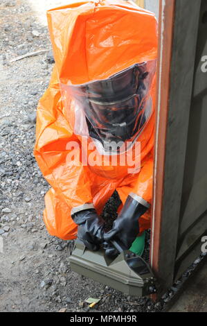 FORT GORDON FIRE DEPARTMENT DOMAINE DE FORMATION, Fort Gordon, GA, le 27 mars 2017 Caroline du Sud- La Garde nationale armée, représentant la 43e équipe de soutien civil, vérifie les produits chimiques dans un laboratoire au cours de nerf simulée garde vigilante 17. (U.S. Photo de la Garde nationale par la CPS. Ésaïe Matthews/libérés) Banque D'Images