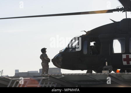 L'hôpital de l'Université d'AUGUSTA, Augusta, Ga, le 29 mars 2017 - L'Armée de Géorgie Garde Nationale Le s.. Anna Dietrich de détachement 2, la Compagnie Charlie, 1er Bataillon, 169e Régiment d'aviation basée à Hunter Army Airfield, montres les hélices du CH-47 Black Hawk ralentir après un atterrissage sur l'héliport de l'hôpital de l'Université d'Augusta vigilants pendant 17 garde. La Garde Nationale de Géorgie (photo de la CPS. Ésaïe Matthews/libérés) Banque D'Images