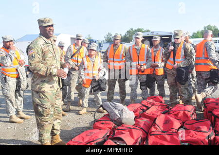 Gardien de la Géorgie, les centres de Perry, Géorgie, 30 mars 2017 - La Garde Nationale de Géorgie Le Major Aumônier Shelby Grant partage un verset biblique d'inspiration de la journée avant de prier avec les soldats de l'assistance chimique, biologique, radiologique et l'élément de soutien à mesure qu'ils sont prêts à offrir leur soutien à l'Armée du Kentucky pendant la garde nationale garde vigilante 17. 17 garde vigilante est un exercice effectué par la région pour promouvoir la protection civile et de l'opérabilité interagences dans un possible état d'urgence. (U.S. Photo de la Garde nationale par la CPS. Kiara sueur/libéré) Banque D'Images