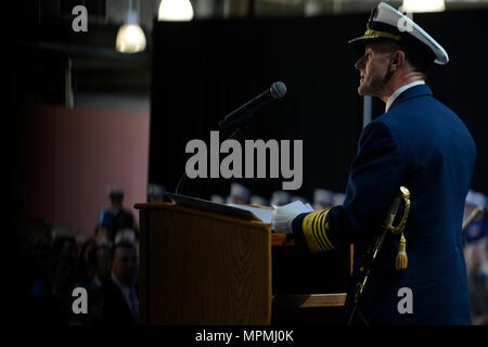 Adm. Paul Zukunft, commandant, United States Coast Guard, préside une cérémonie de mise en service d'accepter la sixième Coupe de sécurité nationale dans la flotte militaire au Pier 91 à Seattle, le 1 avril 2017. La cérémonie a été pour les garde-côte de Munro, un 418 pieds-légendaire Sécurité nationale classe homeported la faucheuse à Alameda, Californie U.S. Coast Guard photo de Maître de 3e classe Amanda Norcross. Banque D'Images