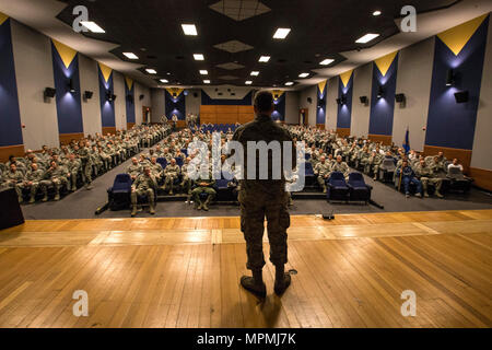 Le major-général Randall A. Ogden, 4e commandant de l'Armée de l'air, des adresses de mobilité aérienne 514e membres de l'aile à la base theatre at Joint Base McGuire-Dix-Lakehurst, N.J., le 1 avril 2017. C'était la première visite de Ogden une 4ème unité de l'Armée de l'air puisqu'il prit le commandement de l'Administration centrale, Quatrième Air Force le 7 février 2017. Le 514e, est un associé de la réserve de la Force aérienne et de l'Escadre partage la responsabilité du vol et le maintien de la mobilité aérienne 305e Wing KC-10 Extender et C-17 Globemaster III. (U.S. Air Force photo par le Sgt. Mark C. Olsen/libérés) Banque D'Images