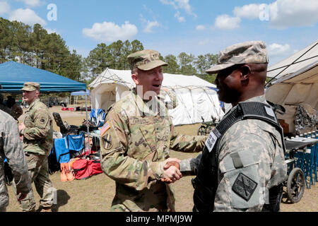 Centre de formation de la garnison de la Géorgie, Fort Stewart, Ga., Mars 27, 2017 - Le Général de Brigade Tom Carden, commandant de la Garde nationale de Géorgie, serre la main avec le 1er Sgt. Willie Sanders des 810e compagnie du Génie lors d'une visite à des soldats de la 201e groupe d'appui régional. La 201e est la participation à la garde vigilante 17, d'un vaste exercice de formation en intervention d'urgence. Banque D'Images