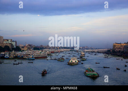 Vue de la rivière Buriganga et de la zone adjacente. Dhaka, Bangladesh. Banque D'Images