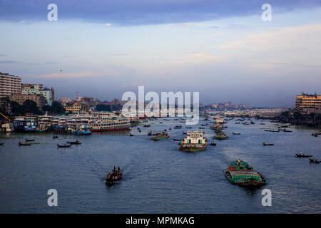 Vue de la rivière Buriganga et de la zone adjacente. Dhaka, Bangladesh. Banque D'Images