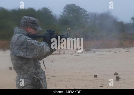 Le colonel Frederick Thaden, Joint Base McGuire-Dix-Lakehurst, commandant une M-4 sur la base commune, le 31 mars 2017. Le Joint Base licenciés M-9, M-4, M107's et M-240's à la gamme. (U.S. Photo de l'Armée de l'air par la Haute Arman Joshua King) Banque D'Images