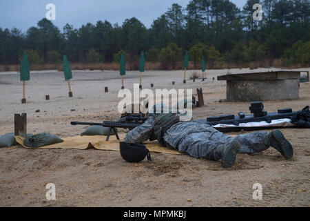 Le colonel Frederick Thaden, Joint Base McGuire-Dix-Lakehurst, commandant une M-107 fusil de calibre .50 sur la base commune, le 31 mars 2017. Le Joint Base licenciés M-9, M-4, M107's et M-240's à la gamme. (U.S. Photo de l'Armée de l'air par la Haute Arman Joshua King) Banque D'Images