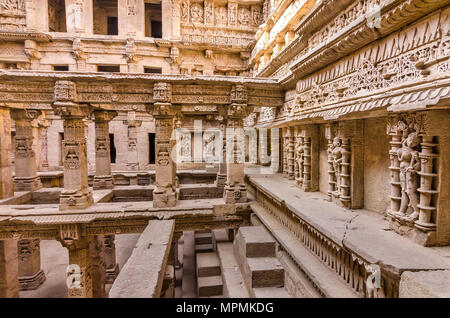 Dieu et déesses à cage Rani ki Vav, construit un site historique dans le Gujarat, en Inde. Site du patrimoine mondial de l'UNESCO. Banque D'Images