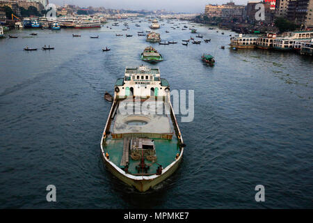 Vue de la rivière Buriganga et de la zone adjacente. Dhaka, Bangladesh. Banque D'Images