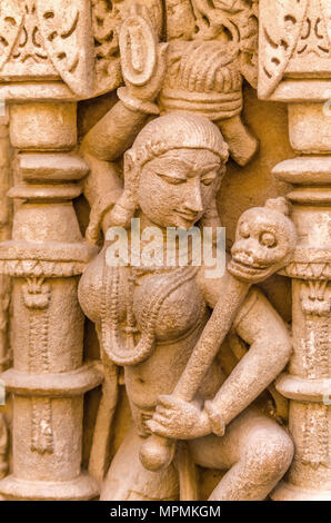 Déesse hindoue sculpture à cage Rani ki Vav, un site construit en 11ème siècle, Gujarat, Inde. Site du patrimoine mondial de l'UNESCO, Banque D'Images