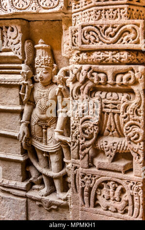 Dieu hindou sculpture à cage Rani ki Vav, un site construit de façon complexe dans le Gujarat, en Inde. Site du patrimoine mondial de l'UNESCO, construit en 11ème siècle. Banque D'Images