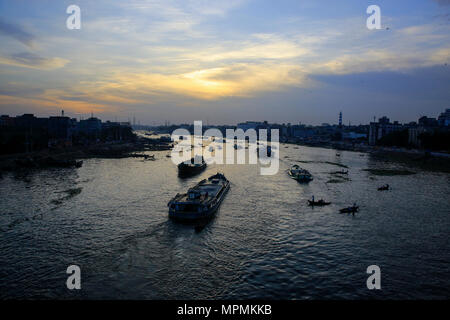 Vue de la rivière Buriganga et de la zone adjacente. Dhaka, Bangladesh. Banque D'Images