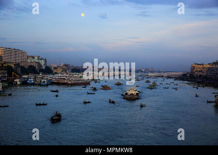 Vue de la rivière Buriganga et de la zone adjacente. Dhaka, Bangladesh. Banque D'Images