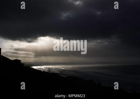 La lumière du soleil par temps couvert sombre Piercing Ciel Nuages Banque D'Images