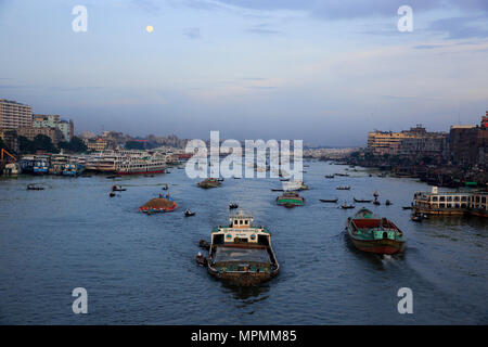 Vue de la rivière Buriganga et de la zone adjacente. Dhaka, Bangladesh. Banque D'Images