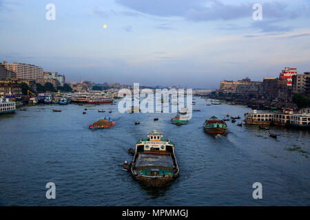 Vue de la rivière Buriganga et de la zone adjacente. Dhaka, Bangladesh. Banque D'Images