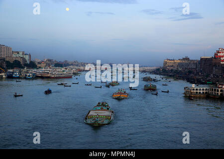 Vue de la rivière Buriganga et de la zone adjacente. Dhaka, Bangladesh. Banque D'Images