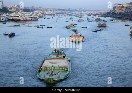 Vue de la rivière Buriganga et de la zone adjacente. Dhaka, Bangladesh. Banque D'Images