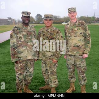 Le Sgt commande. Le major Grady Bleu, 311e ESC de sergent-major de commandement, 1er Sgt. Kelly Javier, 311e ESC premier sergent, et Brigue. Le général David Elwell, 311e ESC commandant général, s'est rendu au camp des parcs pour regarder les événements, encourager les concurrents et de distribuer des prix sur la dernière journée de la 311e ESC Concours Meilleur Guerrier au Camp d'entraînement des Forces de réserve des parcs dans la région de Dublin, Californie, du 23 au 26 mars. Le meilleur guerrier concours est un concours annuel supervisé par le ministère de l'armée comme un moyen d'identification et de reconnaissance de soldats canadiens en actif, les opérations spéciales, Garde nationale et réserver Banque D'Images