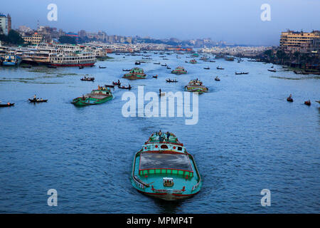 Vue de la rivière Buriganga et de la zone adjacente. Dhaka, Bangladesh. Banque D'Images