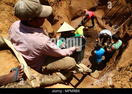 Membres de la Défense POW/MIA Agence Comptable (DPAA) et les paysans laotiens conduite d'excavation dans Khammauon province, République démocratique populaire du 28 mars 2017. Les membres de l'équipe de DPAA déployés dans la région dans l'espoir de récupérer un colonel de l'US Air Force qui ont disparu pendant la guerre du Vietnam. La mission de DPAA est de fournir le plus possible notre personnel manquant à leurs familles et à la nation. (U.S. Photo de l'armée par le sergent. Jamarius Fortson) Banque D'Images