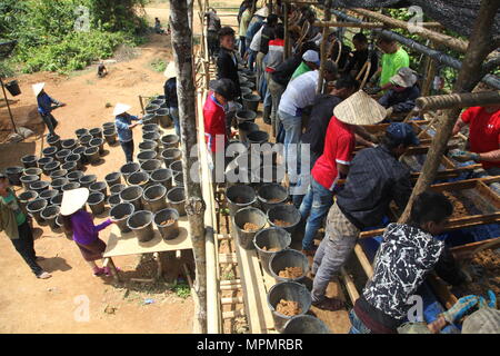 Membres de la Défense POW/MIA Agence Comptable (DPAA) et lao des villageois de la conduite des opérations d'excavation en Khammauon province, République démocratique populaire du 28 mars 2017. Les membres de l'équipe de DPAA déployés dans la région dans l'espoir de récupérer un colonel de l'US Air Force qui ont disparu pendant la guerre du Vietnam. La mission de DPAA est de fournir le plus possible notre personnel manquant à leurs familles et à la nation. (U.S. Photo de l'armée par le sergent. Jamarius Fortson) Banque D'Images